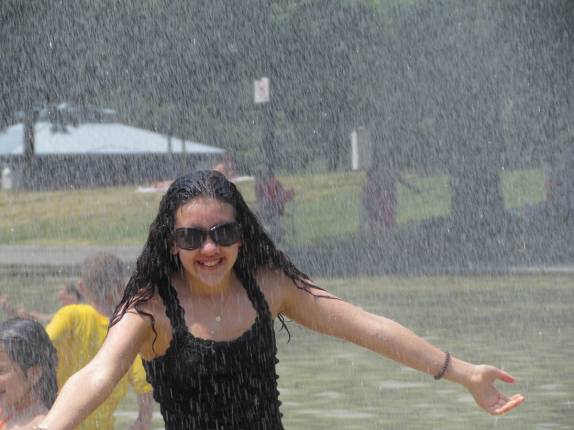 Refrescando-se na Frog Pond, no Boston Common, o principal parque da capital de Massachusetts, nos Estados Unidos